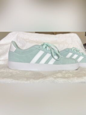 adidas suede light Mint Green with white stripes Low-Top Sneakers EUC size 8.5
